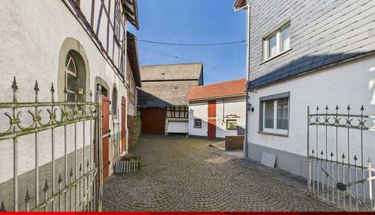 Bild von Weilrod: Haus mit Garten, Hof und Nebengebäuden