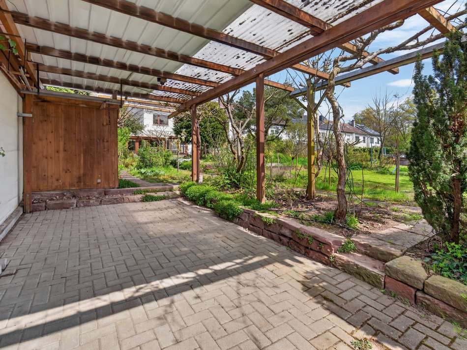 Carport und Garten