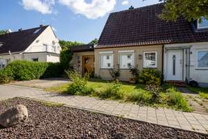CHARMANTES REIHENHAUS IN GUTER LAGE, 50m ZUM KURPARK! (BAD OLDESLOE) – Die vollständige Adresse der Immobilie erhältst du vom Anbieter., 23843 Bad Oldesloe – Vorschaubild 2