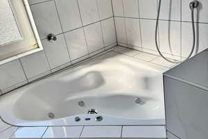 Großzügig geschnittene und modernisierte 2,5 Zimmer-Wohnung mit offener Küche und Eckbadewanne!  – Kölner Str.  31, 45145 Frohnhausen, Essen – Vorschaubild 12