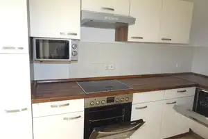 Offene Küche mit kompletter EBK - Fensterbad - Balkon - Abstellraum – Carl-von-Ossietzky-Straße 42, 9126 Chemnitz – Vorschaubild 9