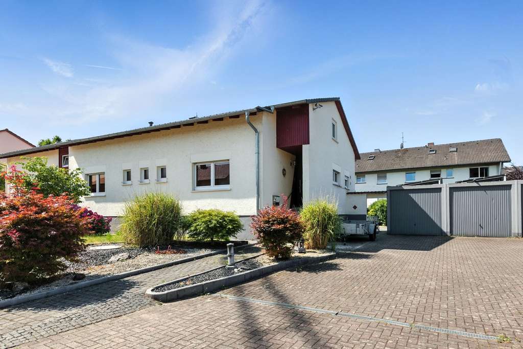 Immobilie in Rastatt - Doppelhaushälfte mit Drei Doppelgaragen und großem Grundstück in Rastatt - Bild 0