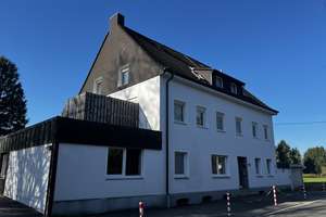 Charmantes Mehrfamilienhaus mit acht modernisierten Wohnungen in begehrter Lage von Solingen-Wald – Die vollständige Adresse der Immobilie erhältst du vom Anbieter., 42716 Wald, Solingen – Vorschaubild 1