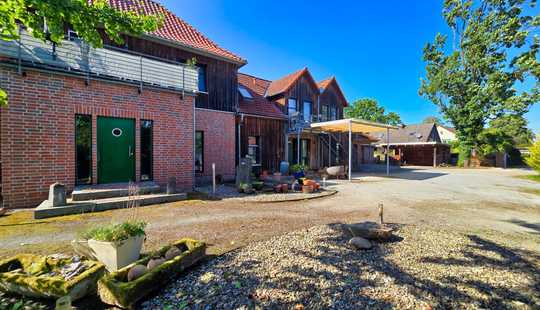 Bild von Wohnglück für Familien mit Wintergarten und Badeteich!