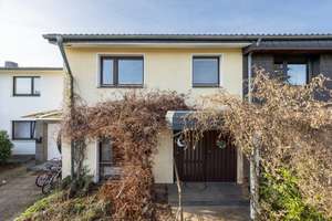 Familienglück auf Erbpacht! Reihenmittelhaus mit Garten und Garage in Heimersdorf!