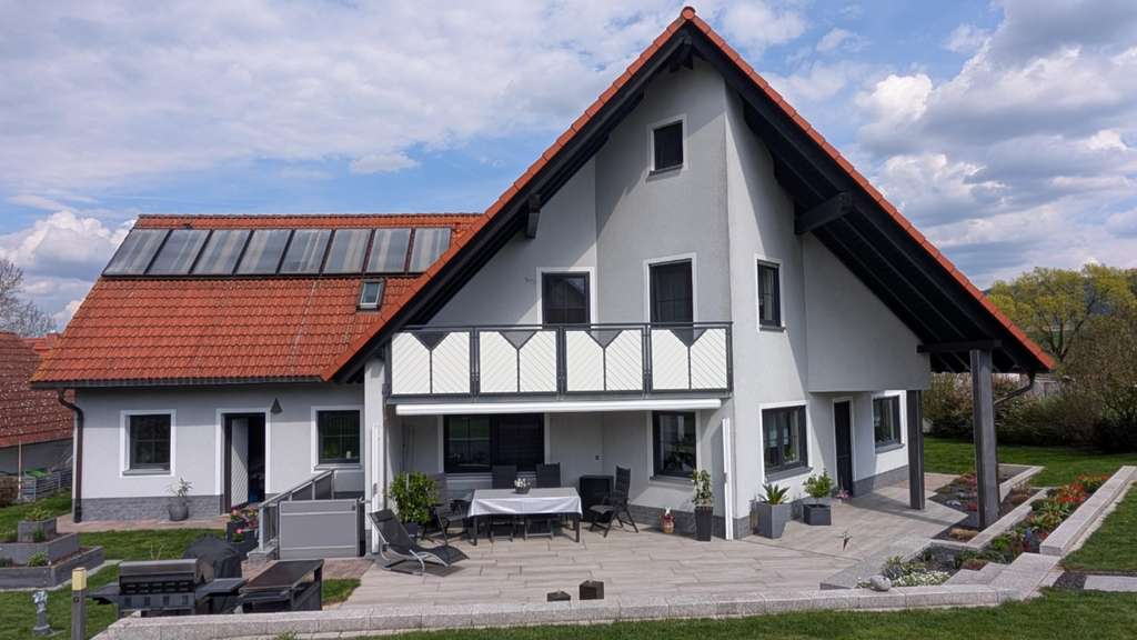Immobilie in Goldkronach - -Maklerfrei- Top gepflegtes, komfortables Familienhaus mit nachhaltiger Technik und Traumgarten - Bild 1