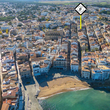 Neubau-Reihenhaus mit 4 Schlafzimmern, 300 m vom Strand entfernt, im Altstadtkern von L'Escala geleg