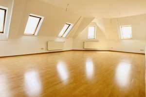 helle 2-Raum-Dachgeschosswohnung in Gohlis, sofort verfügbar