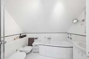 Großzügiges Wohnerlebnis: Modernisierte DG-Maisonette mit perfekter Sonnen-Ausrichtung! – Die vollständige Adresse der Immobilie erhältst du vom Anbieter., 22043 Marienthal, Hamburg – Vorschaubild 15