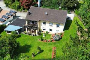 Charmantes Zweifamilienhaus mit großzügigem Garten – Die vollständige Adresse der Immobilie erhältst du vom Anbieter., 94130 Obernzell – Vorschaubild 1