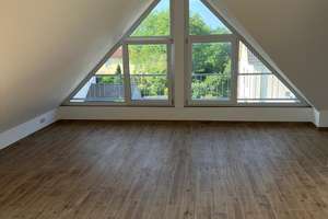 Charmante, lichtdurchflutete 3-Zimmer Dachgeschosswohnung in München-Freimann