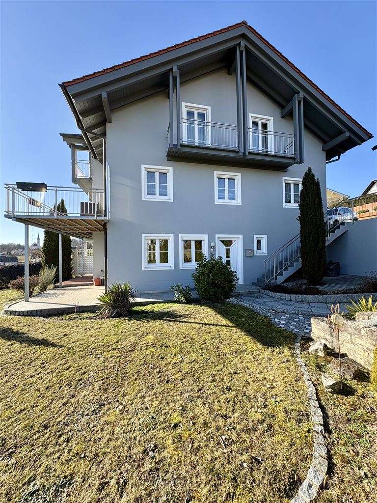 Immobilie in Marklkofen - Einziehen und wohlfühlen! DHH mit malerischem Ausblick auf den Steinberger See in Warth/Marklkofen - Bild 2