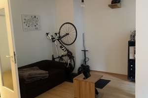 (Untermiete: Jul & Aug; möbliert) Lebendiges Wohnen in der Maxvorstadt: 1,5-Zimmer-Wohnung – Nymphenburger Straße 46, 80335 St. Benno, München – Vorschaubild 2