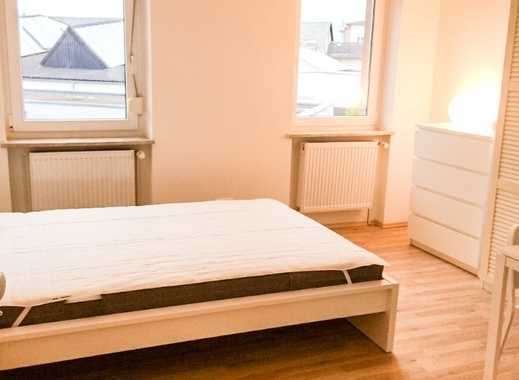 Sanierte, helle, möblierte 1,5 Zimmer Altbau-Wohnung mit Einbauküche