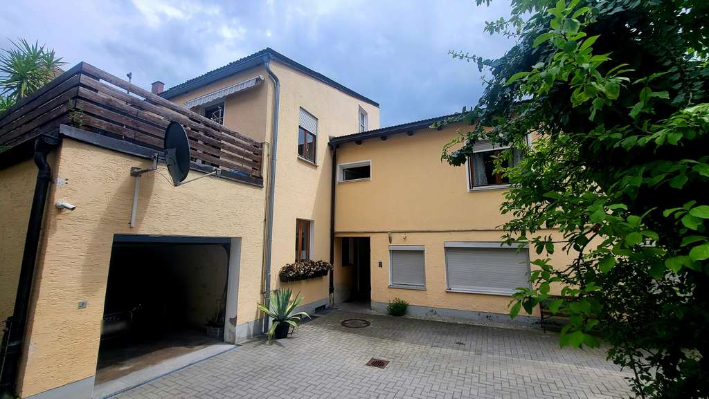 Immobilie in Weiden in der Oberpfalz - Einfamilienhaus mit Garage in sehr guter Lage von Weiden - Bild 1