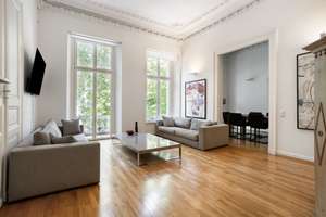 Luxuriöse sanierte Altbauwohnung in Bestlage – Mit Dachterrasse, Stellplatz und Blick ins Grüne