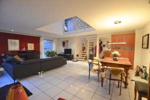 Architektur trifft Wohngefühl – außergewöhnliche  4-Zimmer Maisonette-Wohnung mit Galeriecharak