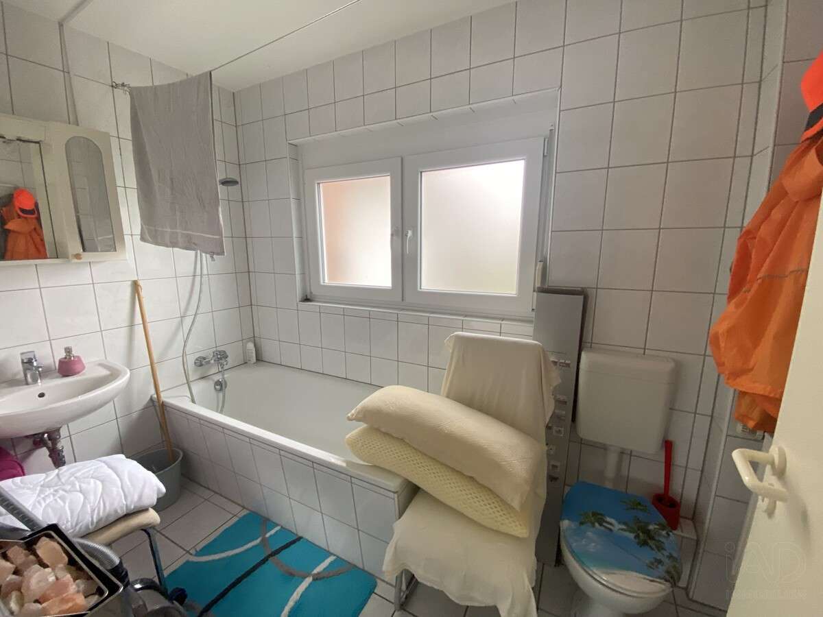 Immobilie in Holle - Haus mit großem Grundstück und 3 Garagen. Perfekt für Familien, Mehrgenerationen & Vermietung. - Bild 2