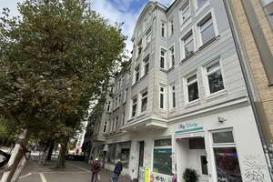 Schöner  3,5 Zi.-Altbau mit Einbauküche, Balkon und Duschbad