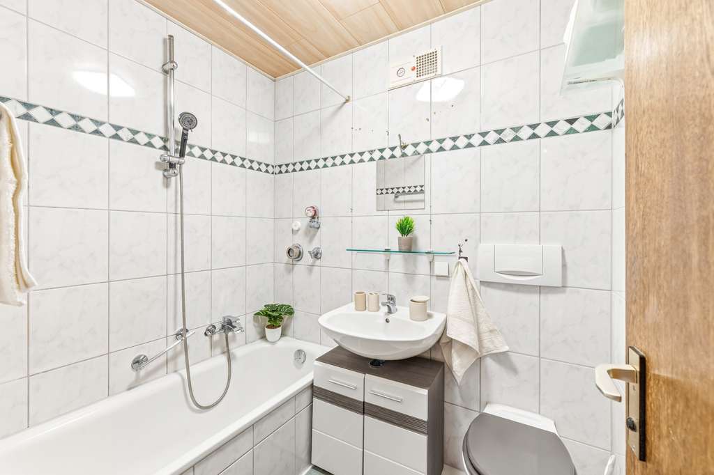 Immobilie in Leinfelden-Echterdingen - Sofort bezugsfertig: 3,5-Zi Stetten mit 3 Balkonen, 2 Bädern, Elternbad en suite & TG - Bild 2