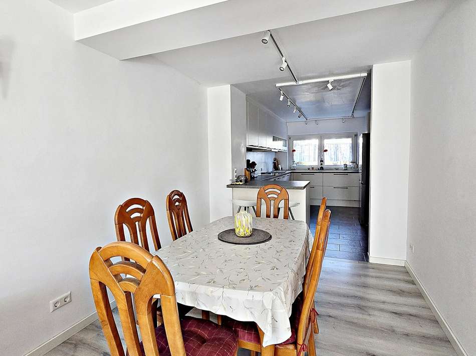 Essbereich mit Blick in die Kü