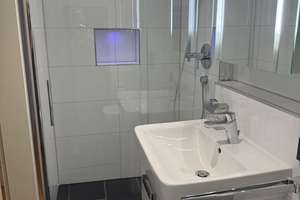 Zwei Zimmer-Eigentumswohnung unmittelbar an der Düssel mit Stellplatz – Karolingerstraße 9, 40223 Bilk, Düsseldorf – Vorschaubild 2