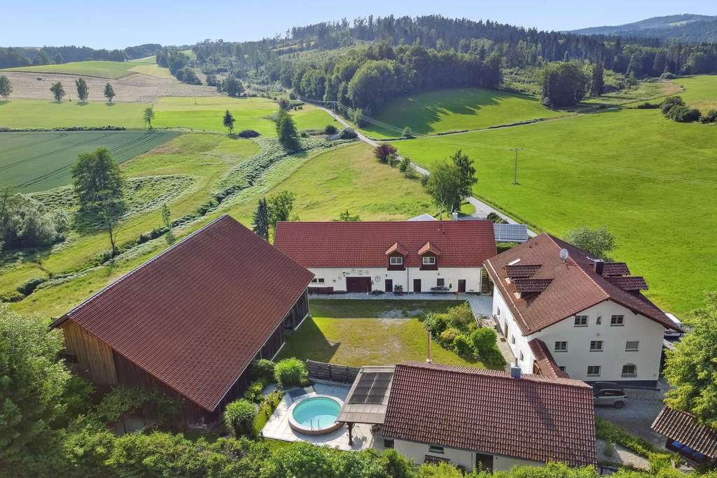 Immobilie in Tiefenbach - Ehemaliger Vierseithof auf 1,6 ha Grund! - Bild 0