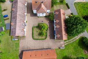 Renditestarker Vierseitenhof nähe Hainer See mit Miet-, Ferienwohnungen und Gewerbe zu Verkaufen – Lobstädter Straße 11, 4575 Neukieritzsch – Vorschaubild 2