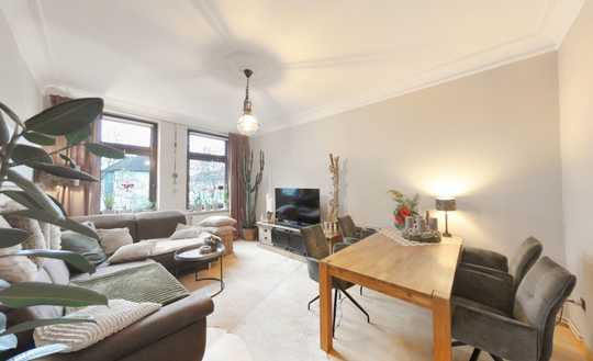 Bezugsfertige Altbauwohnung mit Einbauküche, zwei Bädern und weiteren Highlights