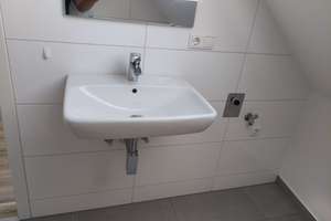 Neuwertige 1-Zimmer-DG-Wohnung mit Küche, Bad und separatem Abstellraum  – Hans-Zöller-Straße 2, 55130 Laubenheim, Mainz – Vorschaubild 4