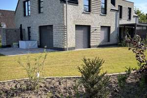 Architekten- DHH mit 4+ Zimmern, EBK und Garten