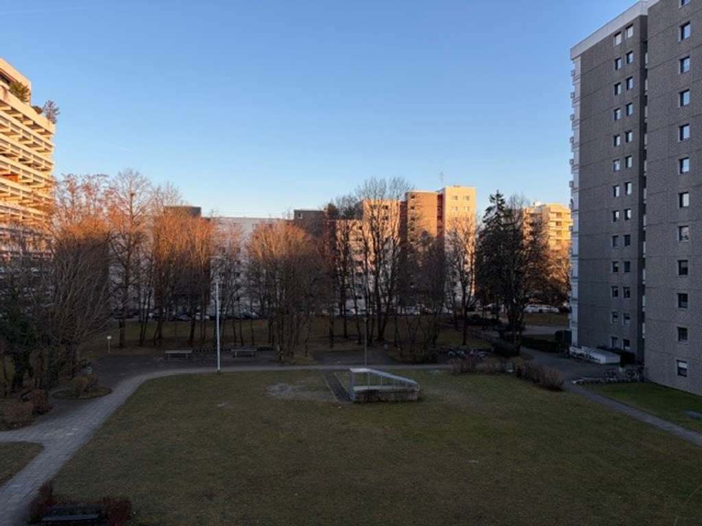 Immobilie in Taufkirchen - Brück Immobilien - Vermietete, ansprechende 4 Zi.-Eigentumswohnung mit Balkon  - Bild 0