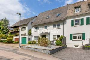 Wohnraum für Generationen: Großzügiges Haus mit Garage und weitläufigem Gartenareal in Trier 