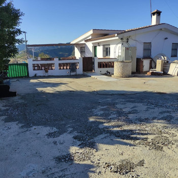 ZUM VERKAUF STEHEN 2 HÄUSER UND 1 APARTMENT MIT POOL UND OBSTBÄUMEN