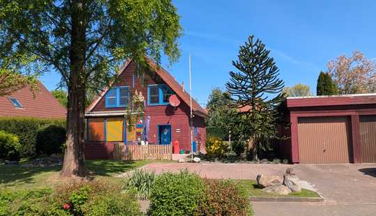 Bild von *** Holzhaus mit Garten und Doppelgarage für die etwas kleinere Familie ! ***