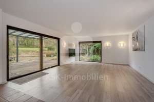 Wohnen in Waldrandlage! Stilvoller Bungalow für anspruchsvolles Wohnen in Stotzheim. – Die vollständige Adresse der Immobilie erhältst du vom Anbieter., 53881 Euskirchen – Vorschaubild 2