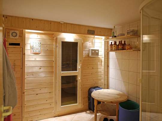 Attraktive Doppelhaushälfte mit Kamin, Pool und Sauna auf kleinem Grundstück - Bild 15
