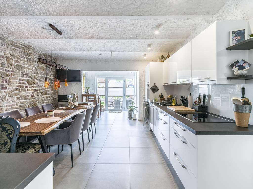 Immobilie in Geisenheim - Modernisiertes Zweifamilienhaus mit Blick auf Schloss Johannisberg - Bild 4