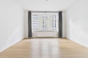 Guter Schnitt & zentrale Lage: Helle Altbauwohnung nahe der Adolfsallee