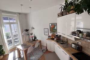 Helle und voll möblierte 2.5 Zimmer- Altbauwohnung mit Südbalkon - 9 bis 12 Monate Untermiete  – München – Vorschaubild 7
