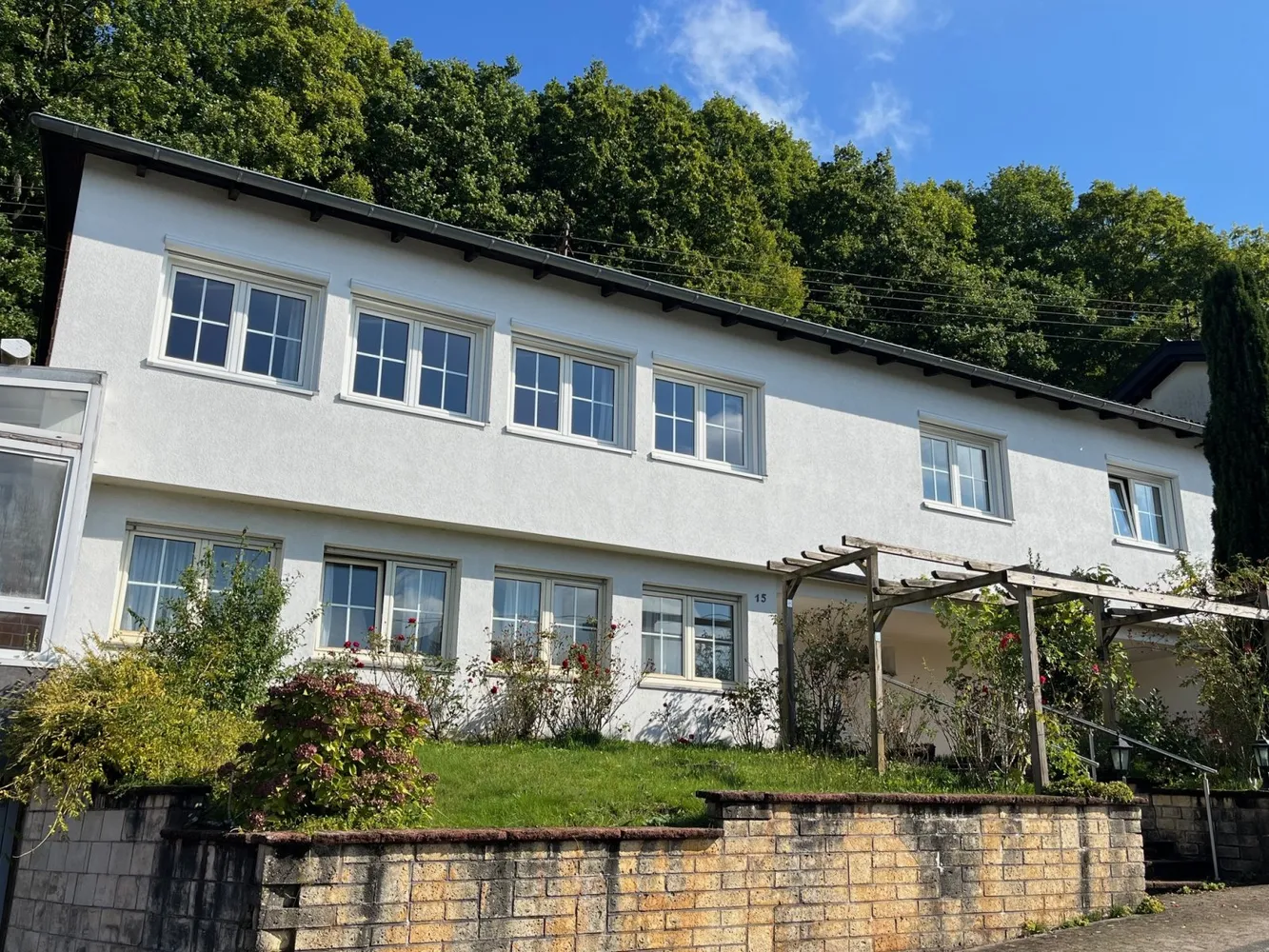 DIRMINGEN: Großzügiger Bungalow mit ELW und Photovoltaikanlage in idyllischer Höhenlage!, Neunkirchen Kreis – Bild 1