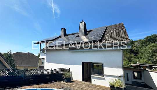 Bild von Modernisiertes Zweifamilienhaus mit Photovoltaik, Pool und Sauna in ruhiger Lage