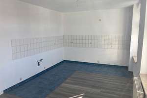 Am Park! Günstige 2,5-Zi. mit Aufzug, Laminat, Abstellraum und Dusche!  – Theodor-Körner-Platz 14, 9130 Sonnenberg, Chemnitz – Vorschaubild 2