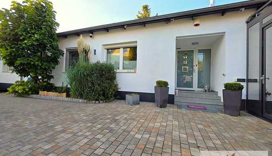 Bild von Bungalow mit luxuriöser Ausstattung und Einliegerwohnung inkl. Pool, Saunen und vielen Extras