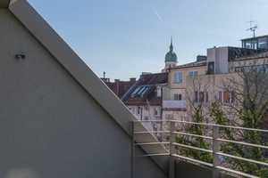 Einzigartige Dachgeschosswohnung mit herrlicher Süd-Dachterrasse zum ruhigen und grünen Innenhof – München – Vorschaubild 2