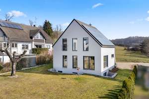 Einzigartiger Baustil! Neuwertiges Einfamilienhaus mit Galerie und WU-Keller in naturnaher Lage – Die vollständige Adresse der Immobilie erhältst du vom Anbieter., 91361 Pinzberg – Vorschaubild 2
