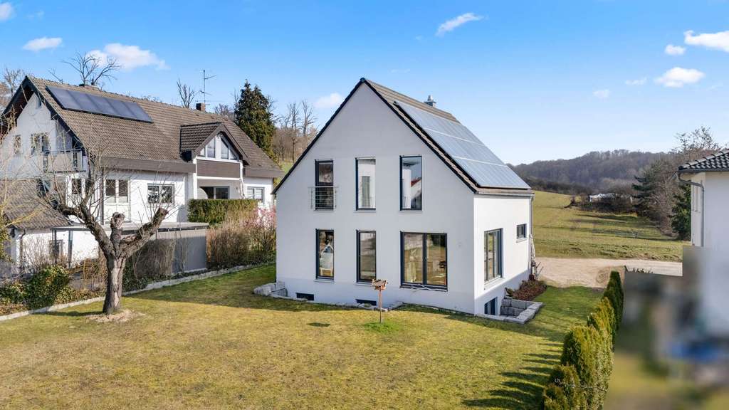Immobilie in Pinzberg - Einzigartiger Baustil! Neuwertiges Einfamilienhaus mit Galerie und WU-Keller in naturnaher Lage - Bild 1