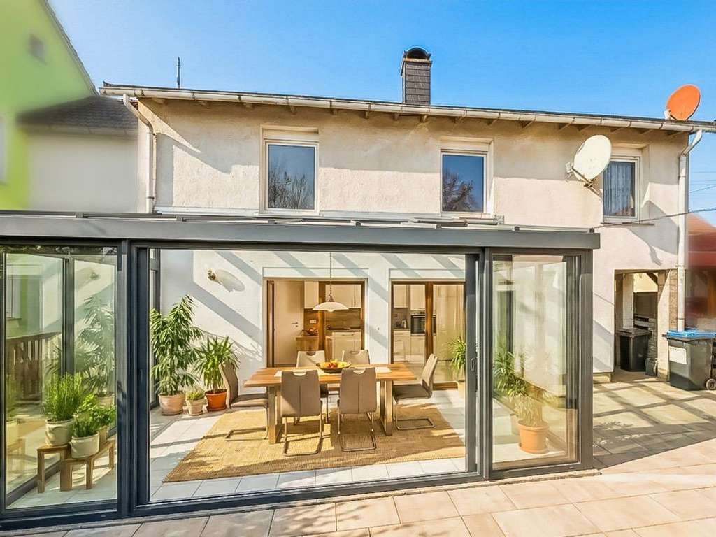 Immobilie in Schkeuditz - Sanierungsbedürftiges Haus mit 5 Zimmern und großem Garten in ruhiger Lage von Schkeuditz - Bild 0