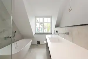 Sonnige, top-ausgestattete DG-Wohnung in kleiner Wohnanlage mit Putzservice – Alte Allee 27, 81245 München – Vorschaubild 3