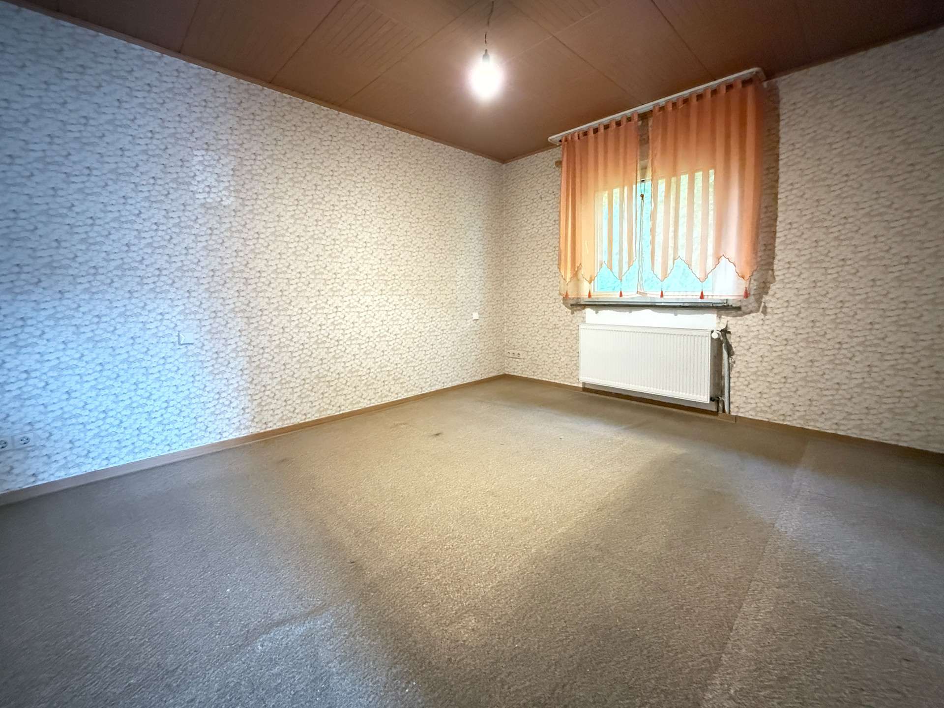 Immobilie in Herdorf - Viel Platz für die Familie – großzügiges Einfamilienhaus mit Wintergarten, Pool und zwei Garagen! - Bild 8